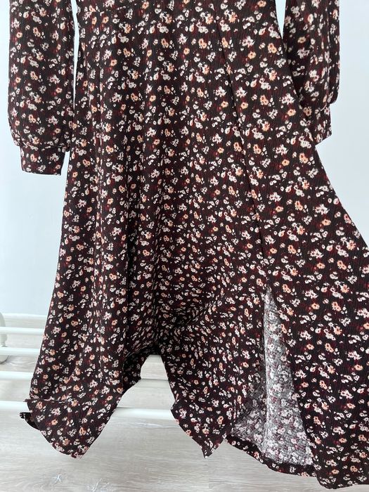 Rochia lunga cu flori de la Reserved