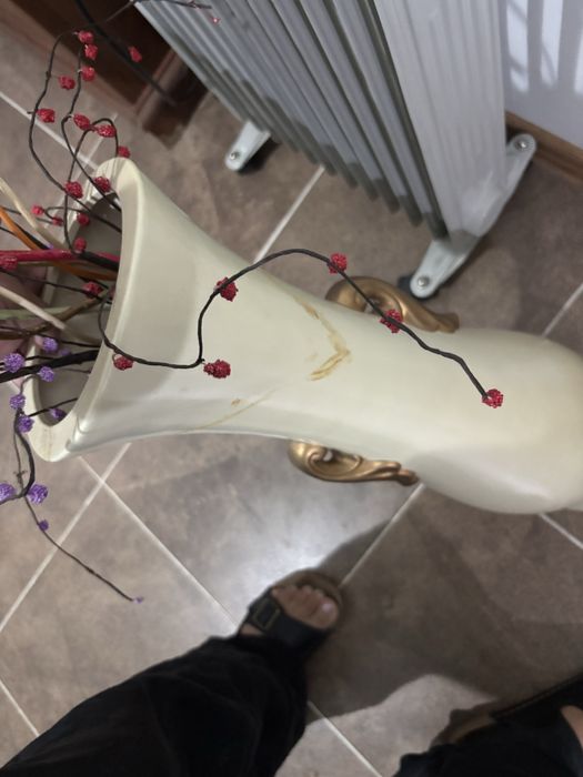 Ваза с искуственными цветами.