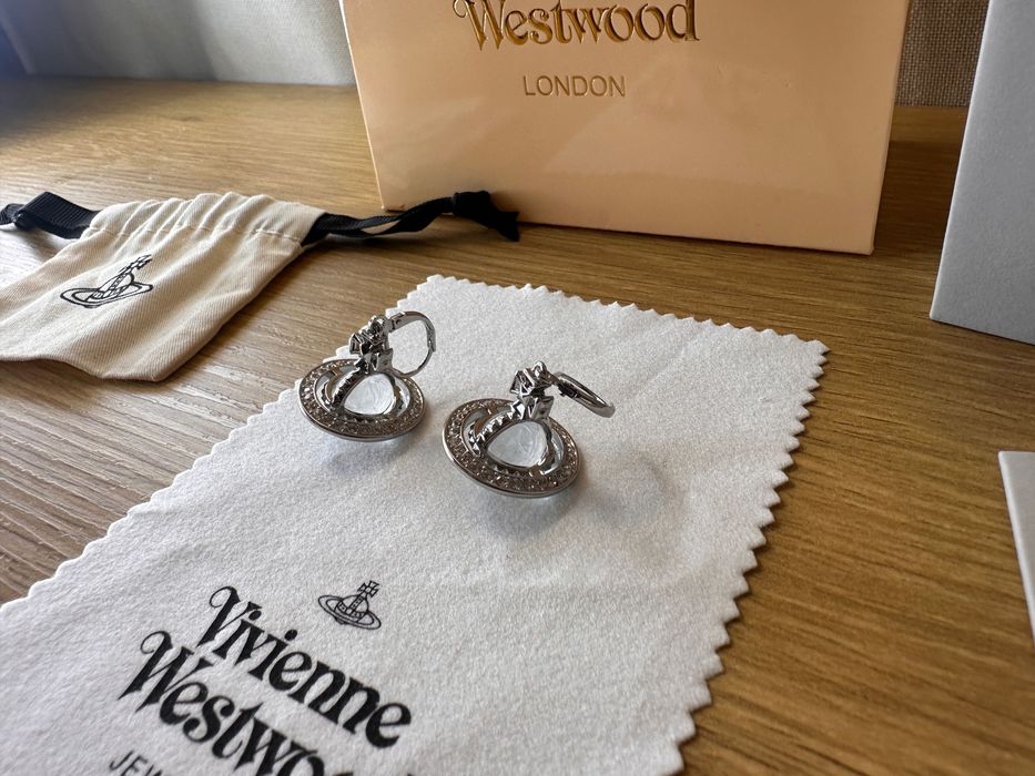 Cercei Vivienne Westwood ”world’s end orb”, bilă alba + argintiu mici