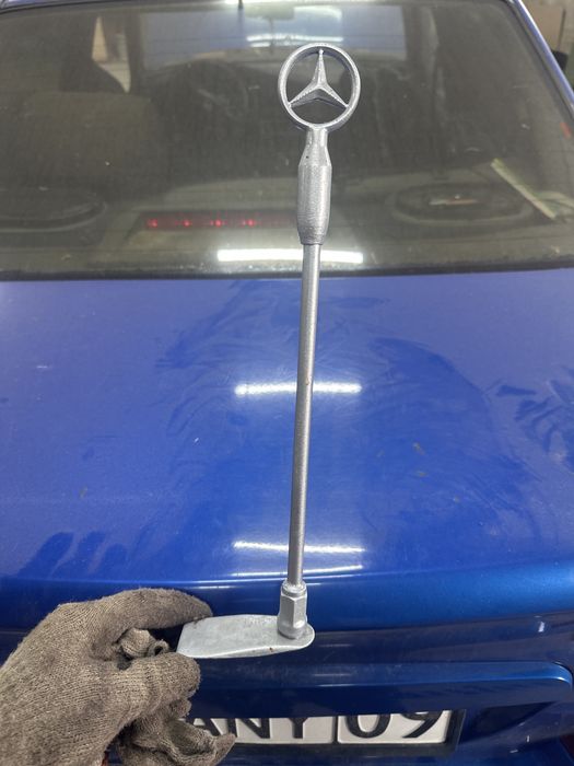 Прадаю значок и решотку на мерседесW 140