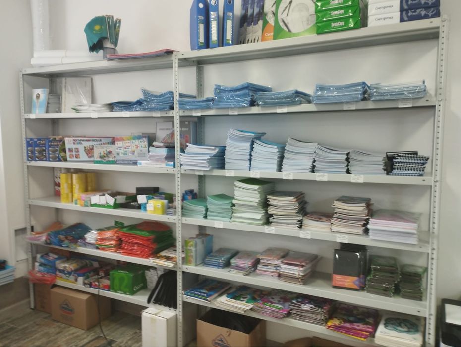 Стеллажи, витрины и стол