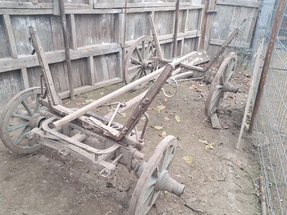 Căruță veche de lemn