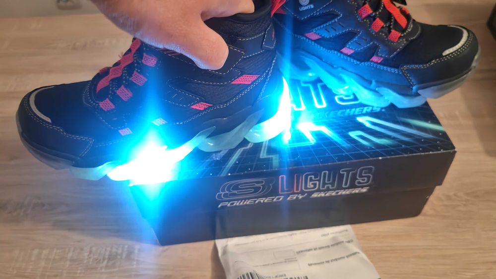 Vând ghete noi ,in cutie,Skechers, cu lumini, copii 34