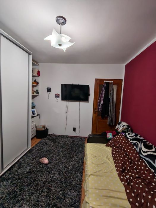 Vand apartament cu 3 camera etajul 4,plus garaj