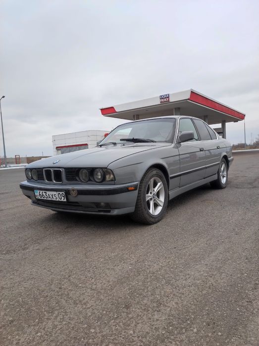 Машина БМВ е 34 525i