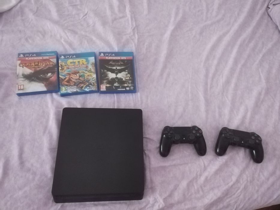 ps 4 cu 2 controller-e si 3 jocuri numite  God of war Crash team racing si batman