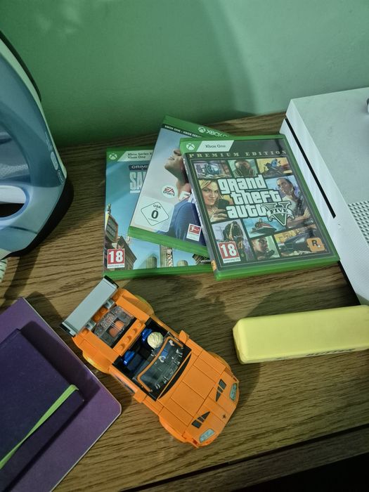 Vând XBOX ONE cu două controller și trei jocuri.