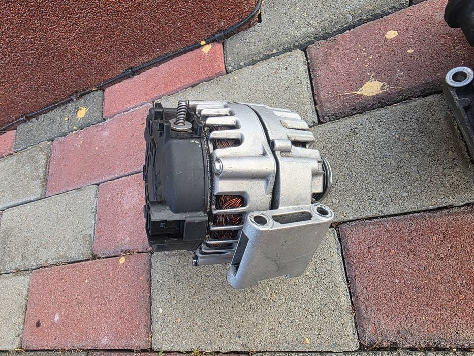 Vând  pompa servo direcție și alternator mercedes w212 e200 2010