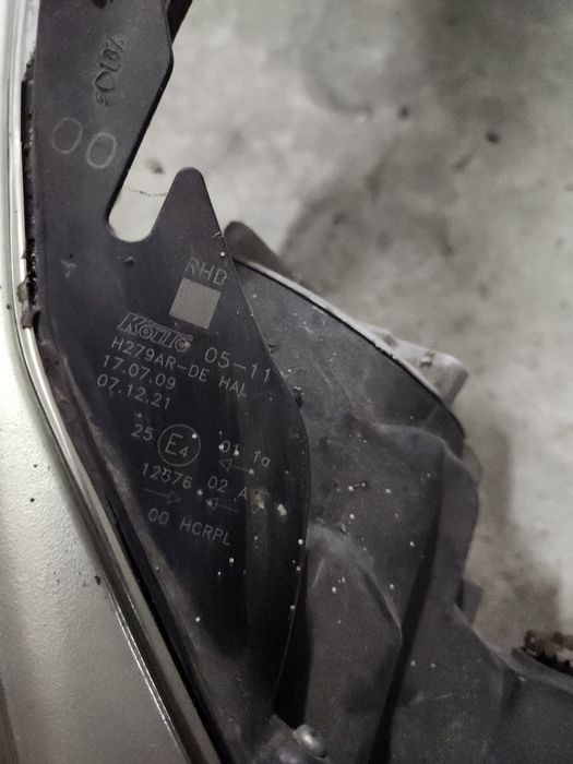 Десен фар за Toyota Avensis T27