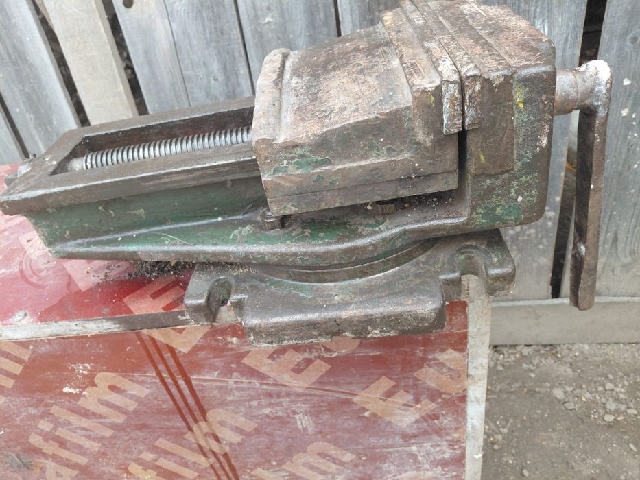 Vând menghina auto  de 80 kg