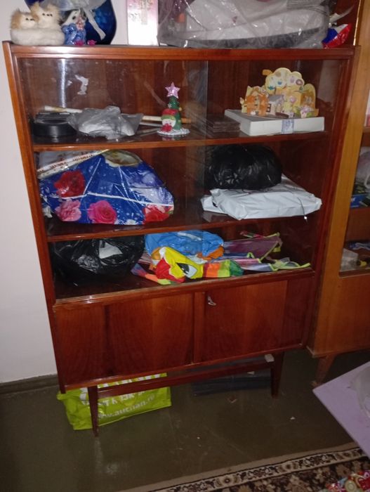 Сервант для посуды и книжный шкаф