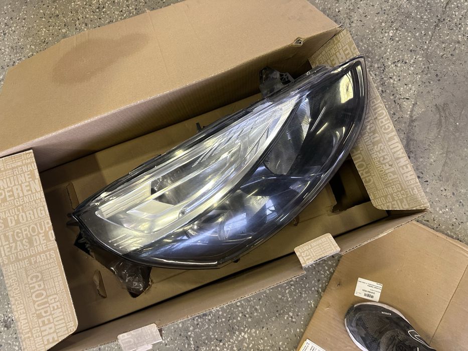 Renault Clio 4 16-19г десен фар ОЕМ (пукнато стъкло)