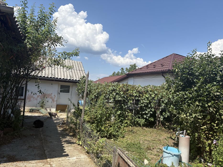 Casă bătrînească + teren 655 m² în Bascov– Lăbușești, Argeș