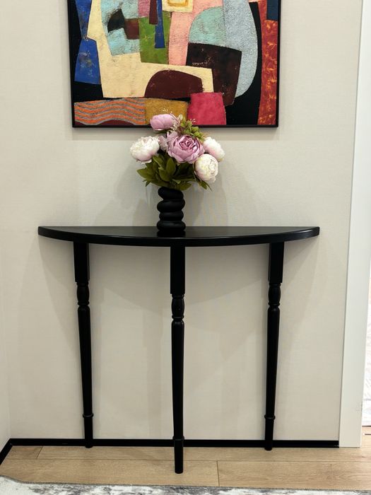 Консольный столик черный с картиной