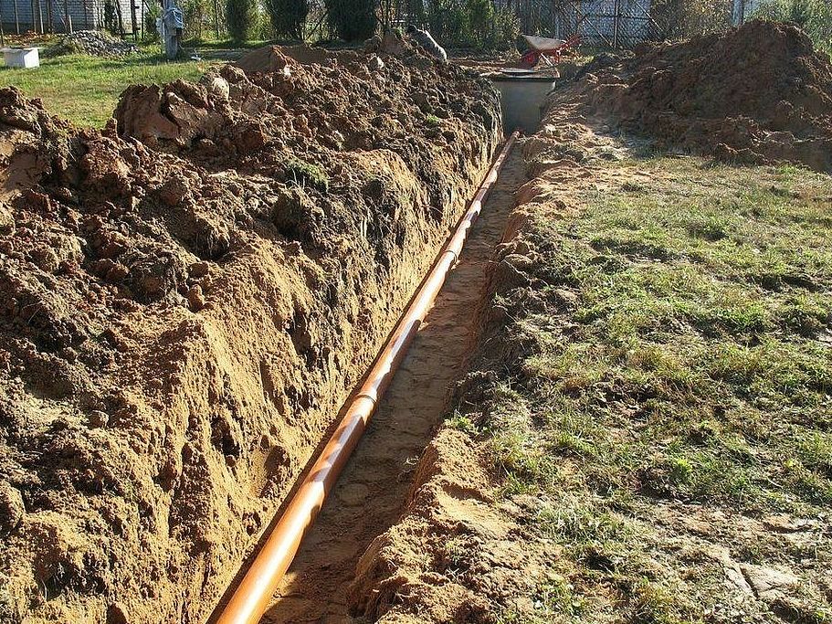 Выкопать траншею под трубу. Прокладка кабеля в земле. Траншея под водопровод. Прокладка кабеля в траншее. Укладка трубы водопровода в траншею.