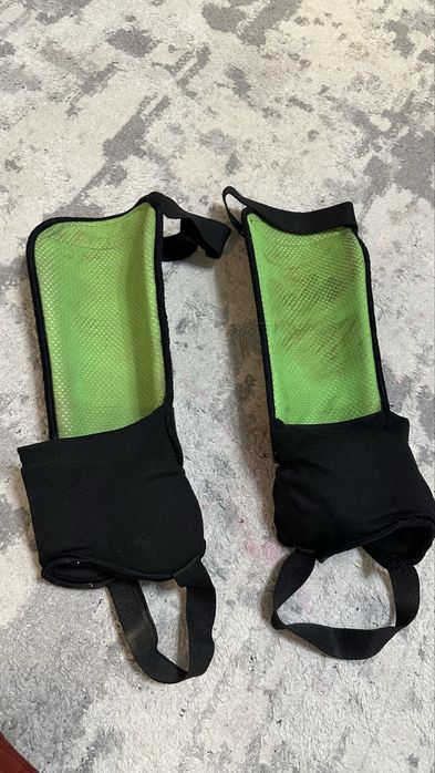 Щитки футбольные