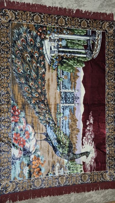 Carpetă cu păun și peisaj