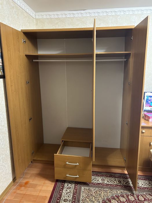 Продам шкаф с зеркалом