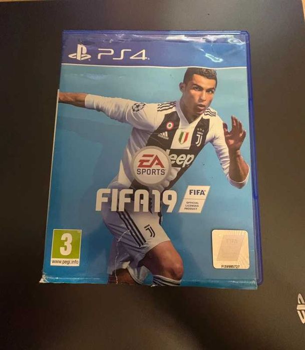 PlayStation 4 Slim 1TB cuh-2116B + Controller + FIFA 19/20 – Stare Foarte Bună
