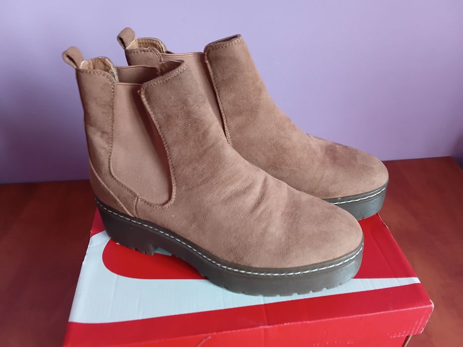 Vànd Ghete Dama Bershka  Marimea 38 Italia  Noi