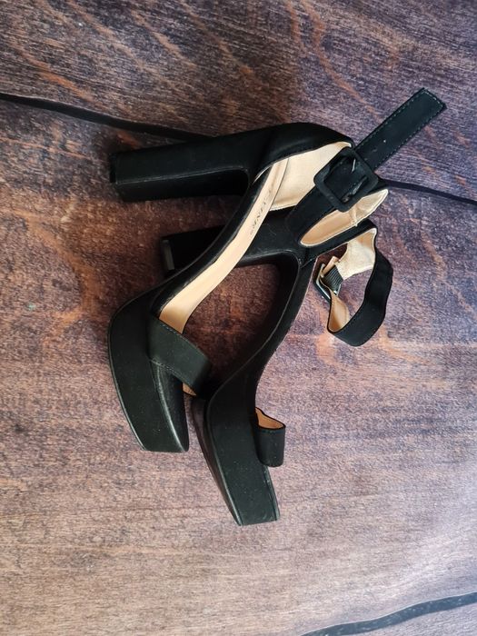 Босоножки на каблуке