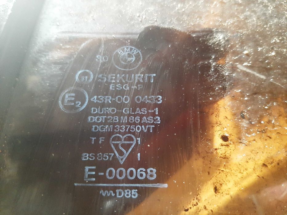 Стёкла на  бмв е 30 или е36 универсал  ЧИТАЙТЕ ОПИСАНИЕ