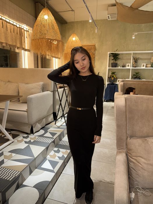 Черное облегающее платье