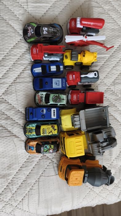 Пластмасови камиончета и коли