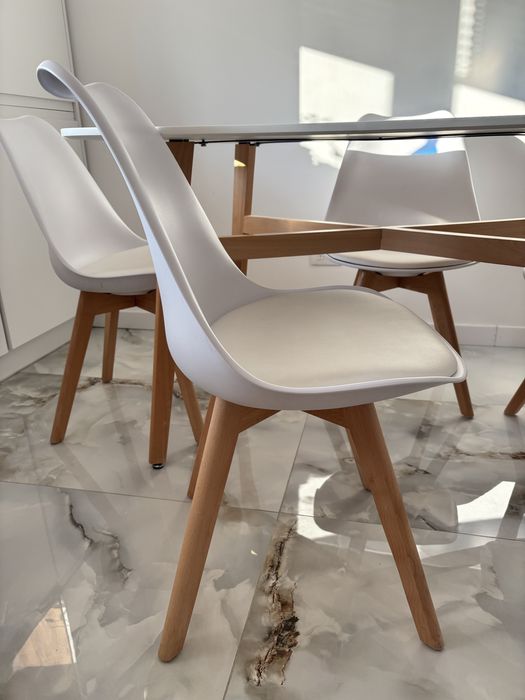 Masa de bucatarie cu 4 scaune