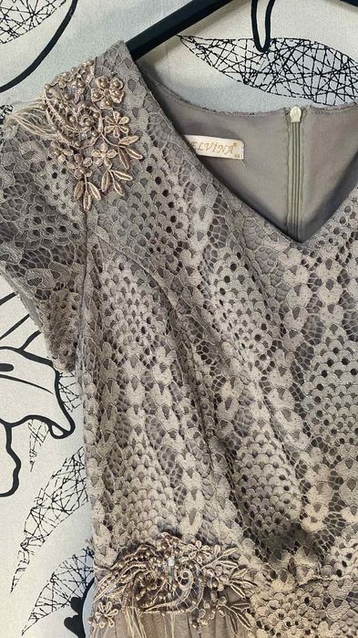 Официална рокля, носена няколко часа