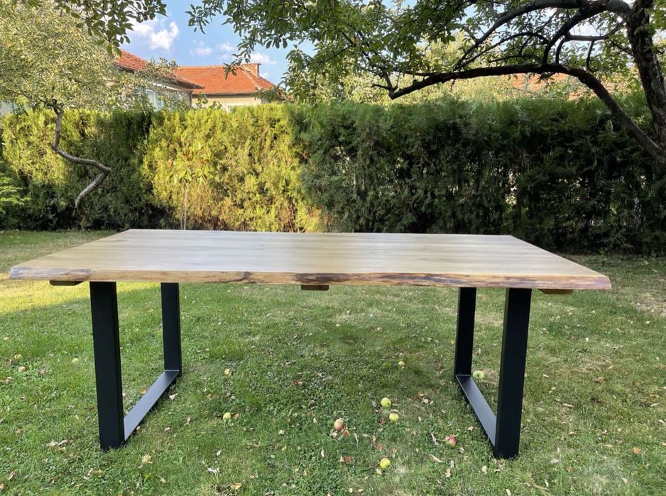 Маса с естествен ръб