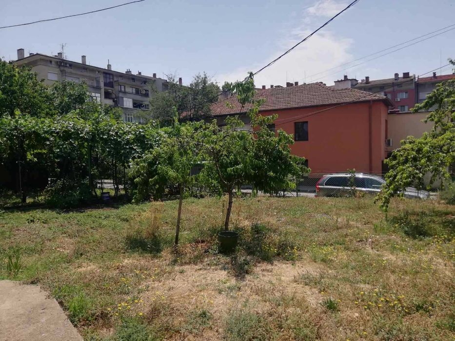 Mонолитна къща близнак в широкия център на гр. Казанлък, под Полицията