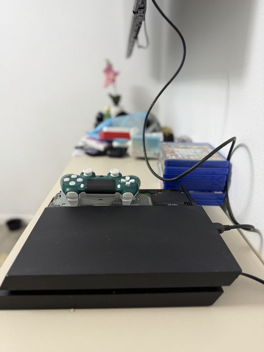 PS4 500GB stare perfecta de functionare, vine impreuna cu 8 jocuri, controller  si cabluri !