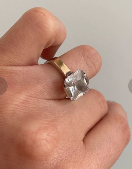 Inel argint 7gr, piatra zirconiu. Suflat cu aur pe partea superioara