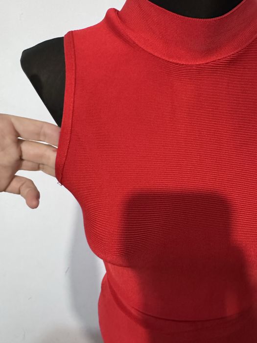 Платье облегающее красное