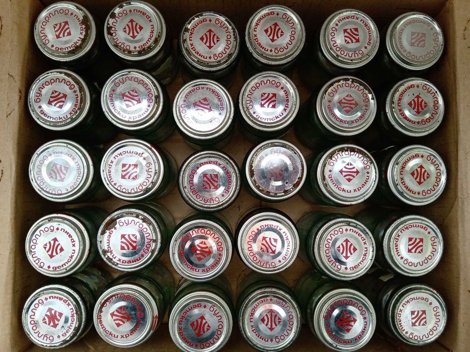 Бурканчета с винт от бебешки пюрета за детска кухня.