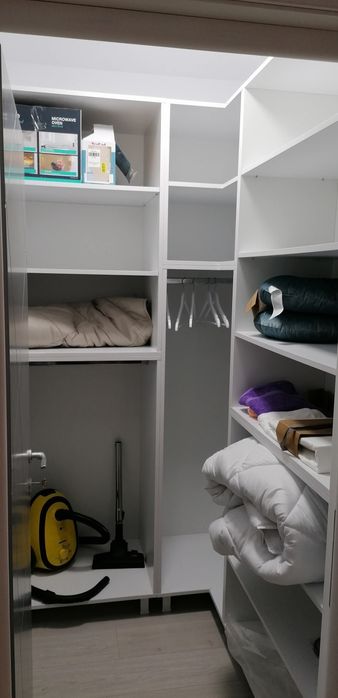 Inchiriez apartament cu două camere foarte mari în White Tower (complet utilat) 2500 lei.
