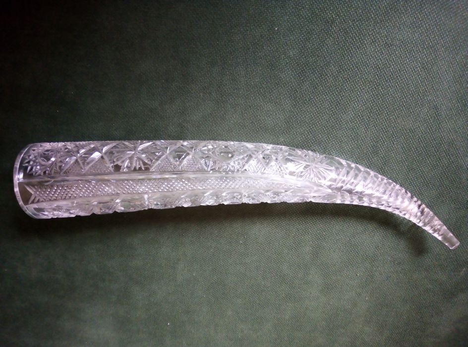 Хрустальный бокал в форме рога.