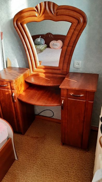 Зеркало с столиком