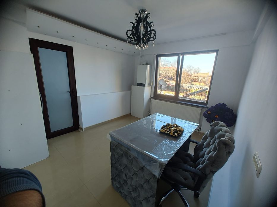 Apartament cu 5 camere, intrare din principala, birouri, agentii etc