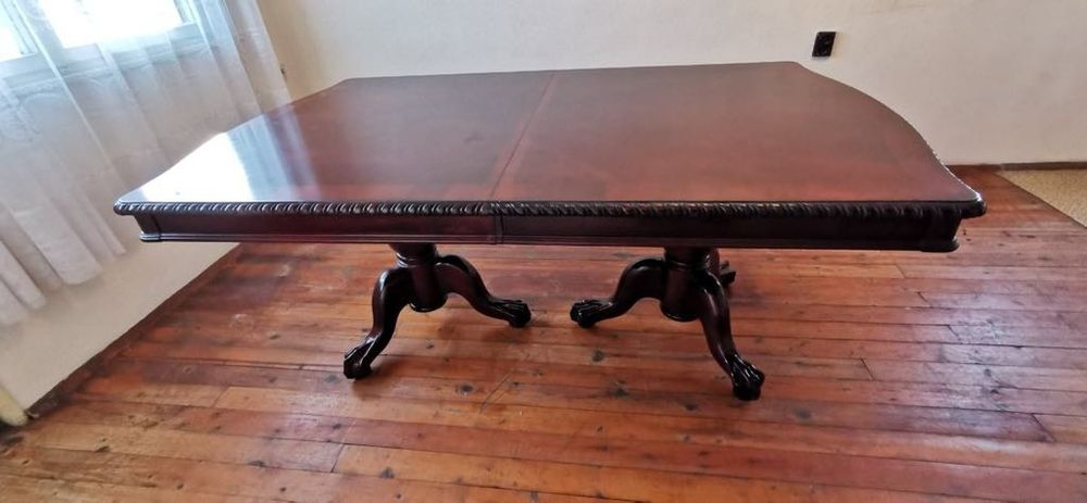 Трапезна маса със столове.