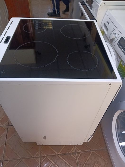 Свободно стояща печка с керамичен плот Бош Bosch с 2 години гаранция!