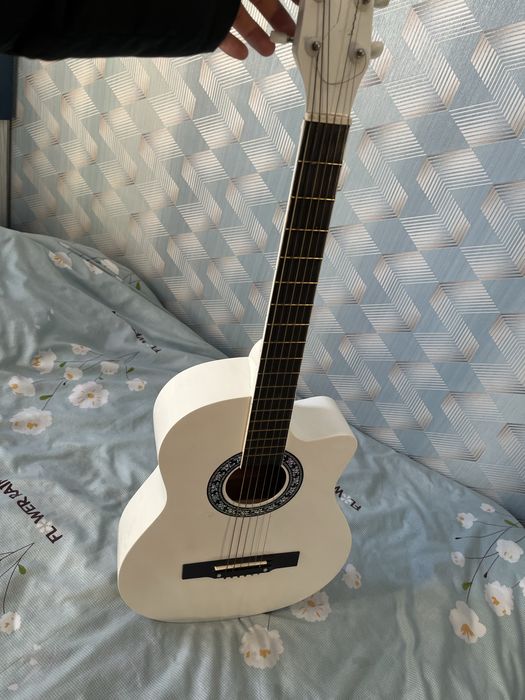 Гитара сатылады бағасы 35000 тг саудасы бар