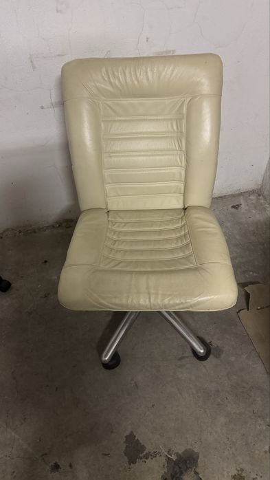 Офис стол, кожен, бял, удобен и без подлакътници