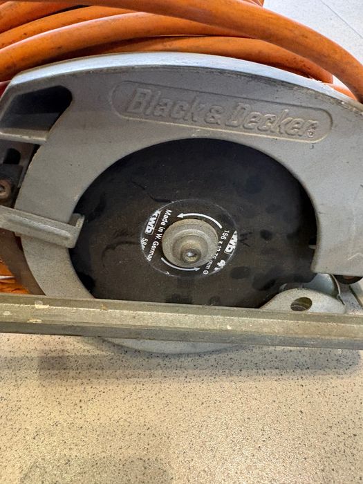 Ръчен циркуляр Black& Decker