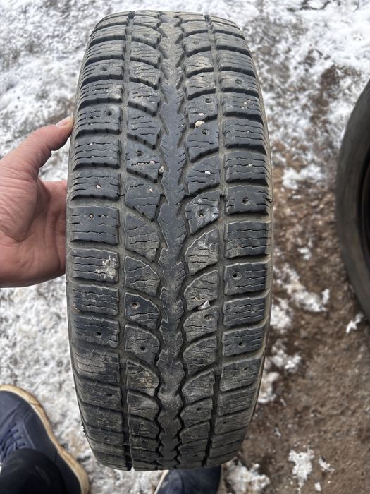 Продам 2 зимние шины (покрышки)