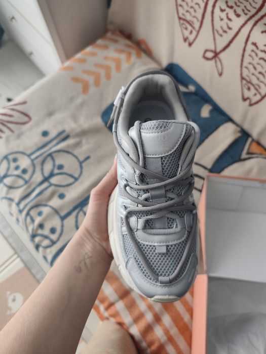 Продам новые кроссовки 38 рр