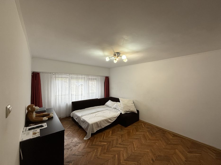 Apartament cu trei camere de vanzare sau chirie si loc de parcare