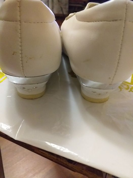 Девочковые белые туфли.