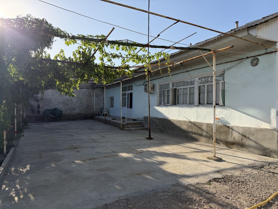 Oxangaron markazida katta hovli uy sotiladi.